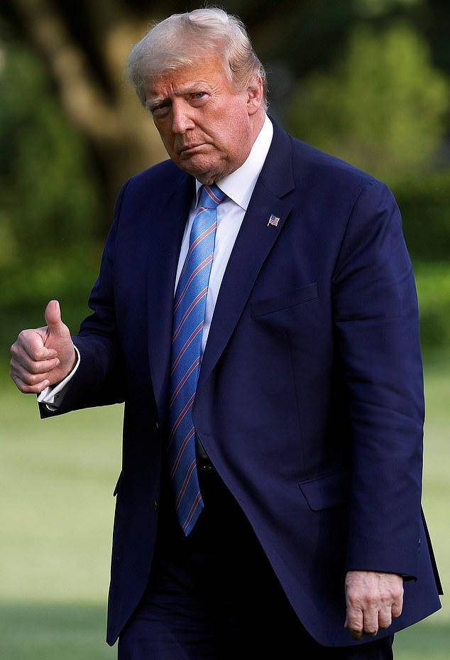 特朗普74岁生日当天:有人在白宫前踩蛋糕抗议,