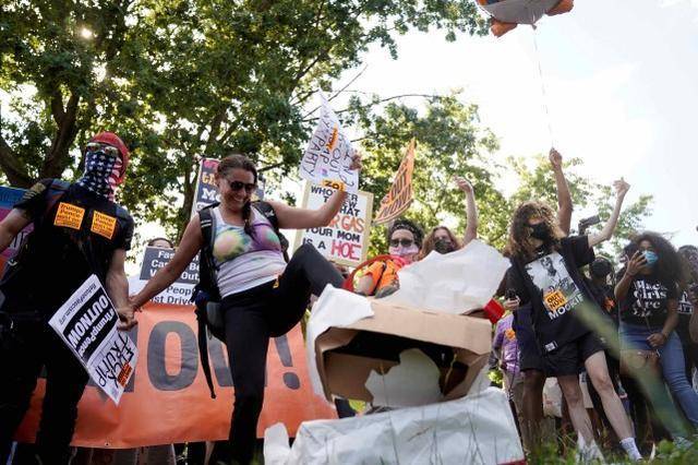 特朗普74岁生日当天:有人在白宫前踩蛋糕抗议,