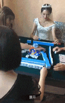 搞笑gif图:新娘等了半天新郎没来,于是新娘跟闺蜜打起来麻将