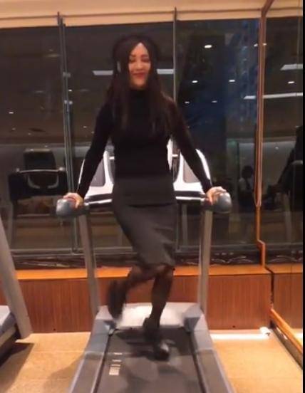 宁静踩恨天高跑步机上跳舞,48岁穿包臀裙身材火辣,网友大呼绝了