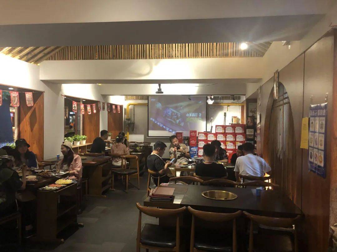 “辛苦不怕，就怕疫情反复”：老板亲自炒菜，