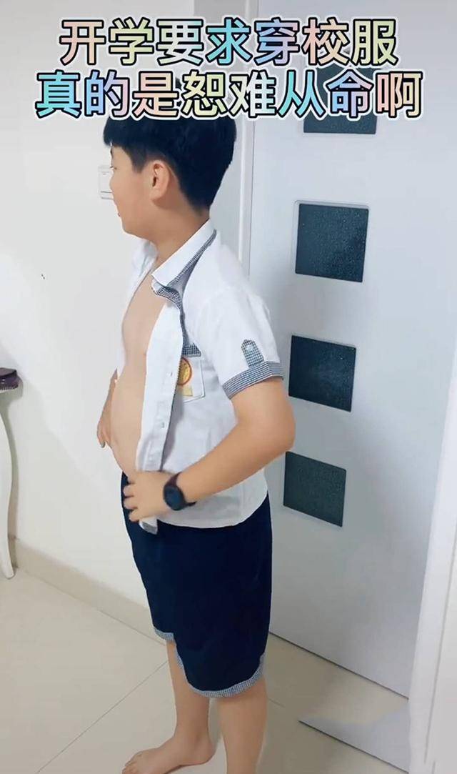 孩子开学被通知穿校服，妈妈给老师发信息“恕难从命”，看了照片老师笑翻