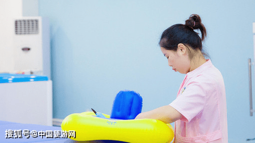 浴巾|还要不要带孩子进行游泳、洗澡服务？疫情期间