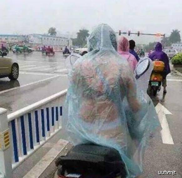 原创梅雨来临 盘点下雨天出行奇葩搞笑造型