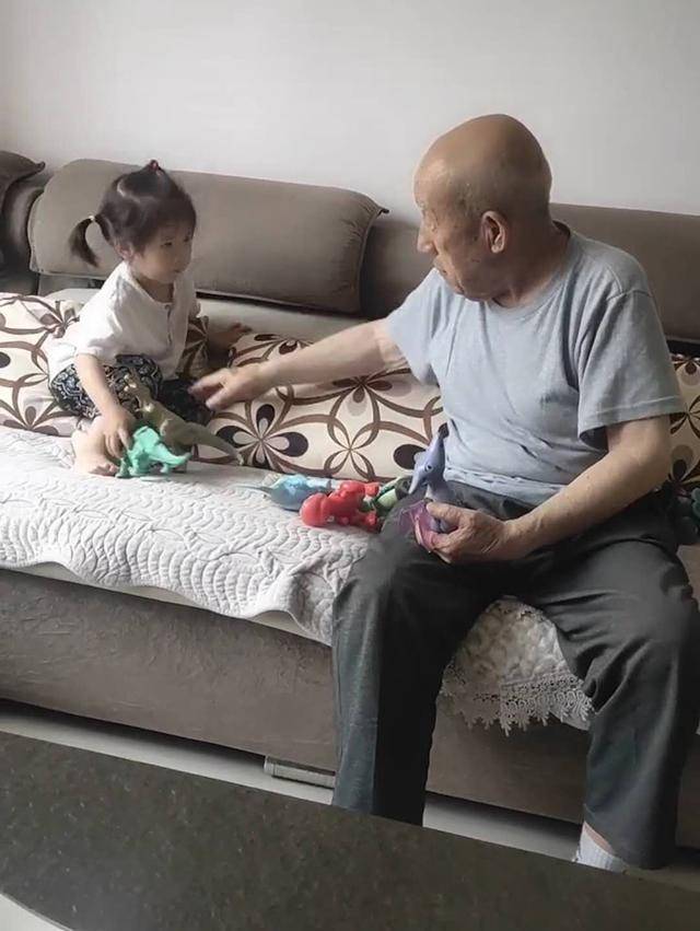 4岁宝宝与83岁太爷争玩具，奶奶不知该帮谁，网友：一个老祖宗，一个小祖宗