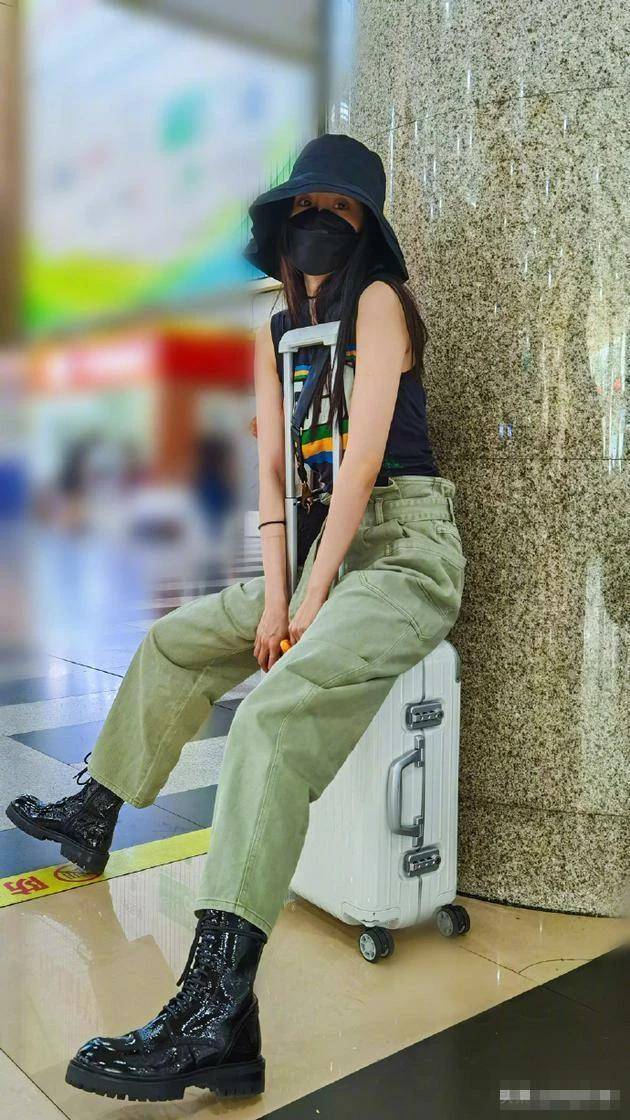 杨幂▲还不如火车站坐行李箱的杨幂,郑爽最新封面凹造型坐姿用力过猛