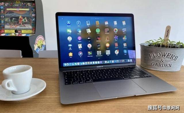 13寸macbookair,macbookair13英寸 尽管显示屏边缘有黑色边框,但小编还是喜欢macbook air的16:10 13.