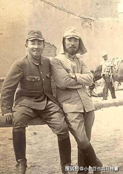 两名日本兵合影,笑容风骚.