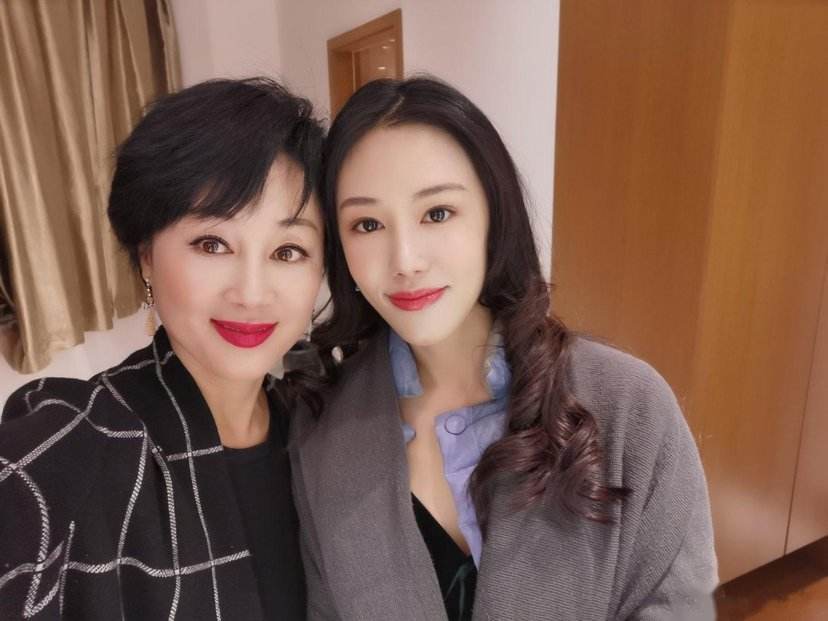 王姬57岁一点不老,穿紧身裙走红毯,比29岁女儿身材还要棒!