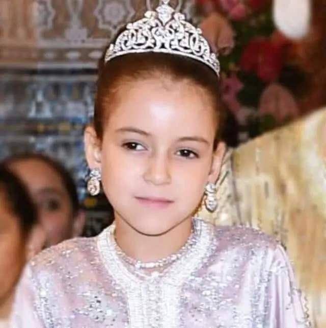 摩洛哥王室集体亮相，公主遗传王妃美貌，从小穿皮草戴耳环有气场