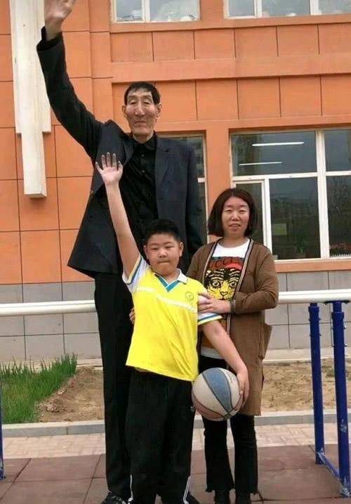 鲍喜顺|中国第一巨人不听医生劝告，坚持生娃，如今孩子怎么样了12年前