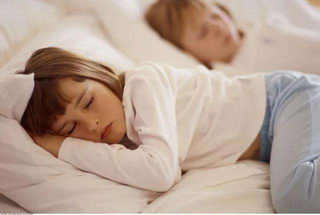 不同年龄段的孩子睡多久为佳？并非越多越好，婴幼儿哄睡方法不同
