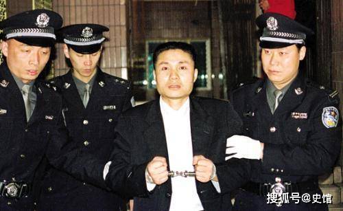 1999年悍匪张君抢劫武广，正遇晚报记者经过，冒