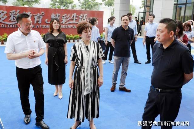 刘荣华同志到天府新区华阳小学调研