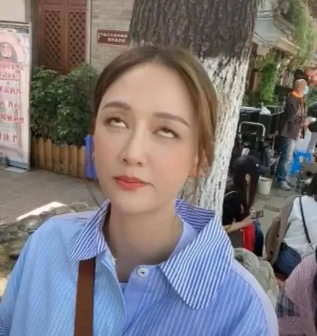 陈乔恩与男闺蜜手挽手同游，举止亲密惹争议，