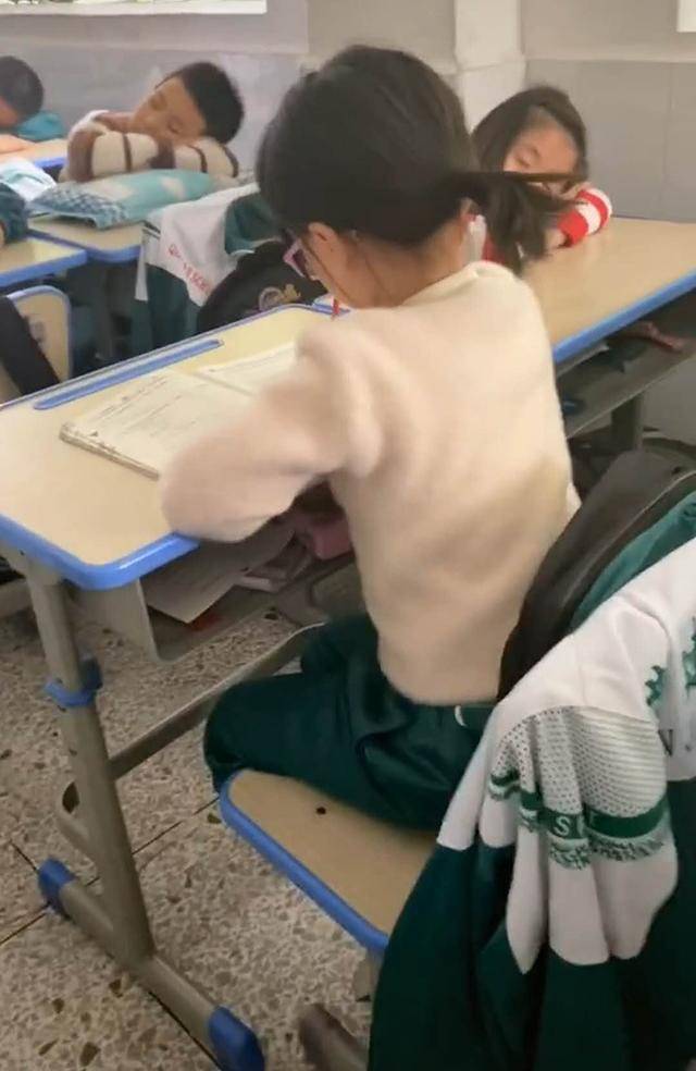 8岁女孩在班级午休时间学习，老师很欣慰，网友：二年级就这么拼真的好吗？