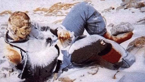 珠穆朗玛峰上最著名的一具尸体,在他变成"绿靴子"的时候才28岁
