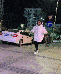 搞笑gif:妹子,你是不是没脸见人才穿上这样的衣服