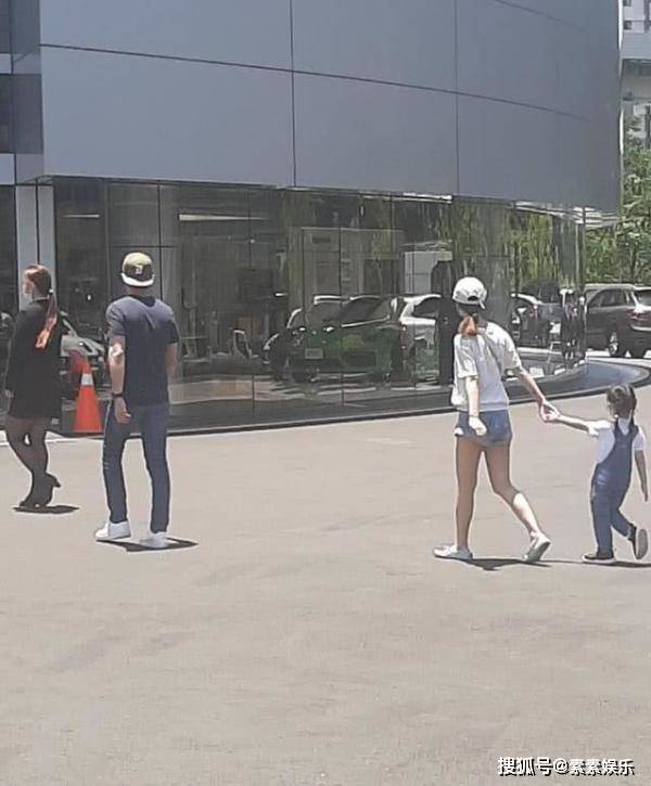 林心如一家三口出街：3岁小海豚扎双辫子超可爱
