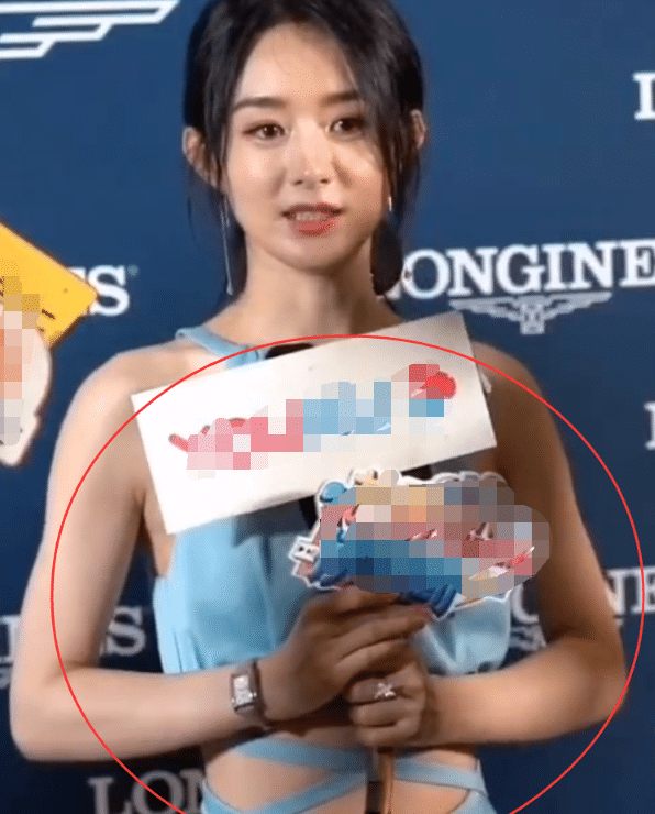 赵丽颖"话筒腰"重出江湖,看清生图下对比,全网:酸了