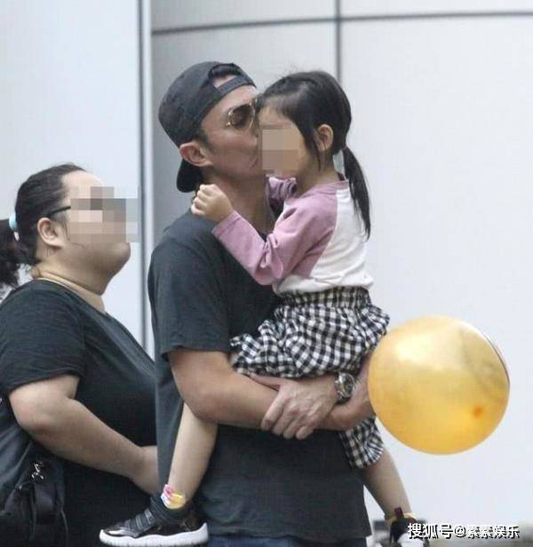 林心如一家三口出街：3岁小海豚扎双辫子超可爱