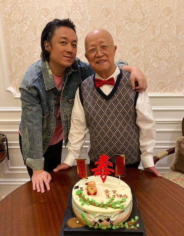 原创潘粤明父亲凌晨突发脑梗，其母扎针放血渡难关，却遭专家公开质疑