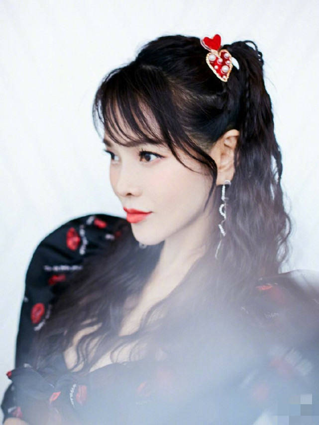 姐姐伊能静最新美照，扎双马尾秀马甲线太少女