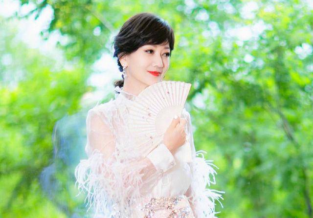 66岁赵雅芝晒美照,白娘子形象深入人心,保养秘籍很多人学不来