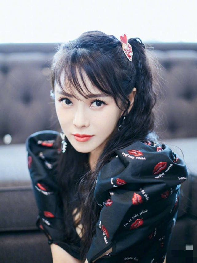 姐姐伊能静最新美照，扎双马尾秀马甲线太少女