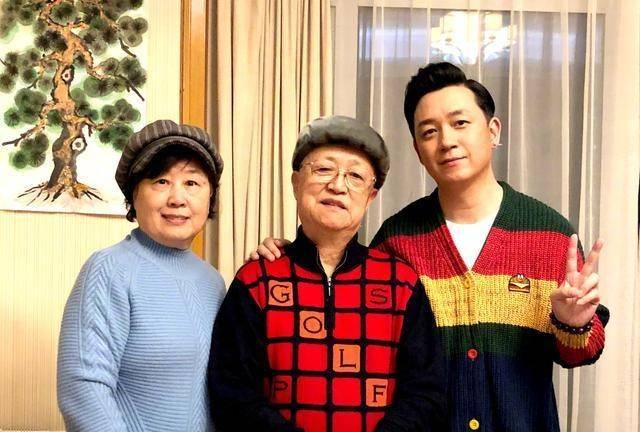 原创潘粤明父亲凌晨突发脑梗，其母扎针放血渡难关，却遭专家公开质疑