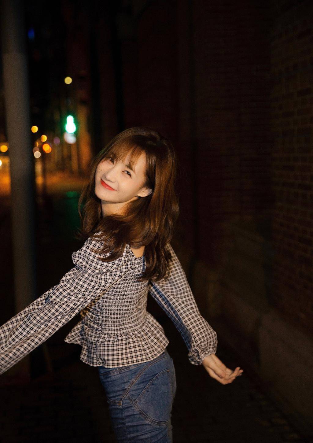 原创李一桐真是90年的?穿针织衫梳空气刘海,少女感溢出屏幕了