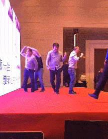 gif搞笑趣图:太尴尬了,什么都没穿,幸好反应的快!