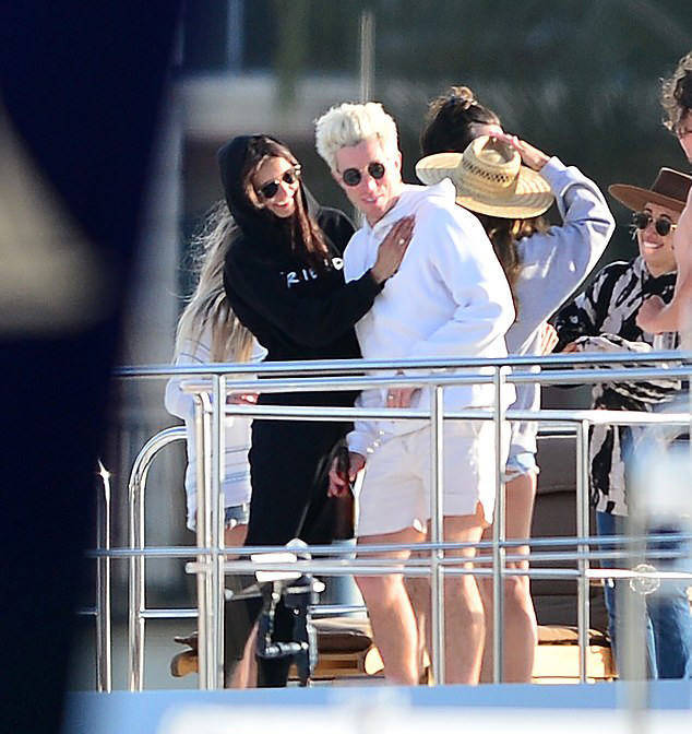 莱昂纳多在豪华游艇上为小女友庆生，两人造型