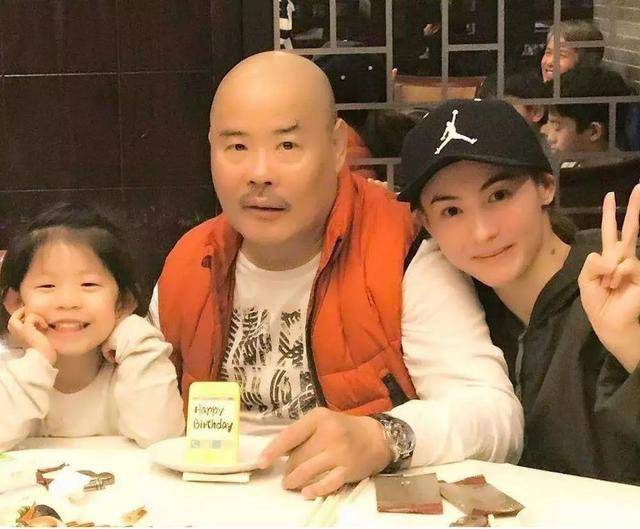原创张柏芝陪爸爸吃饭，父女同框颜值差距大，三胎儿子倒是有点随外公