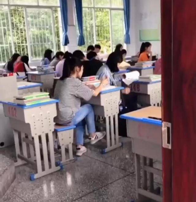 “最高效老师”火了，同时给两个教室学生上课，网友：这老师有点牛