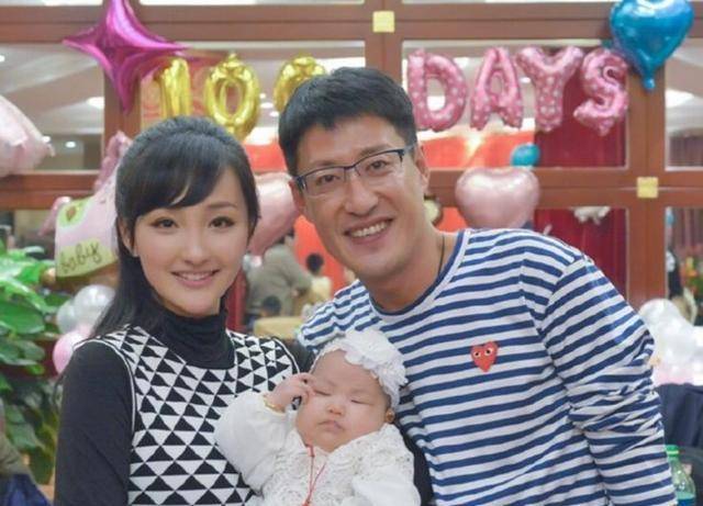 原创于震全家出游照,曾因暴力与前妻离婚,现娶小13岁娇妻备受宠爱