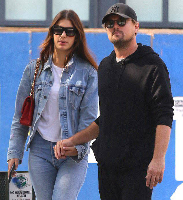 莱昂纳多在豪华游艇上为小女友庆生，两人造型