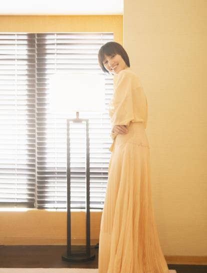 她22岁就成影后, 嫁大1岁影帝丈夫恩爱如初, 如今