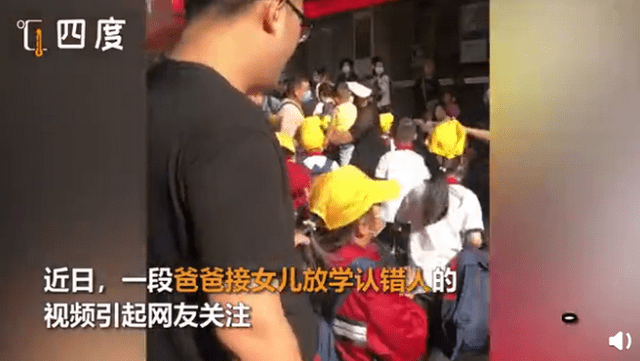 萌娃商场认错妈抱着不松手，还当着亲妈的面亲了这位“妈妈”！结局萌化