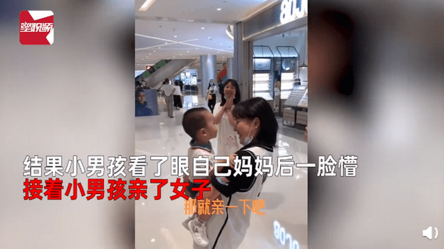 萌娃商场认错妈抱着不松手，还当着亲妈的面亲了这位“妈妈”！结局萌化