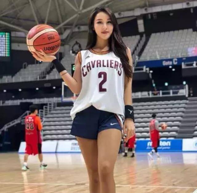 nba球星影响力多大?38岁美女凭欧文球衣再度爆火,嫁小12岁男友