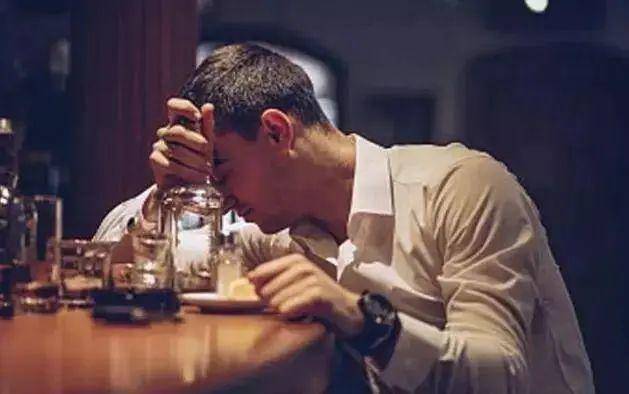不喝酒的男人常常会成为别人的眼中"弱者".