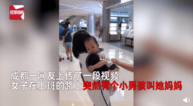 萌娃商场认错妈抱着不松手，还当着亲妈的面亲了这位“妈妈”！结局萌化
