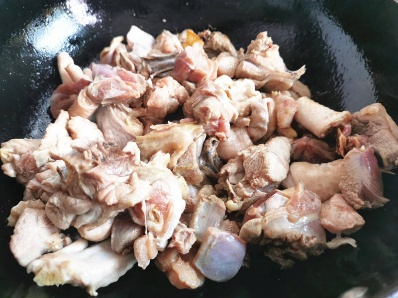 良姜1小块,酱油2勺,盐3克,料酒2勺 具体做法 第一步 剁好的鸡块洗