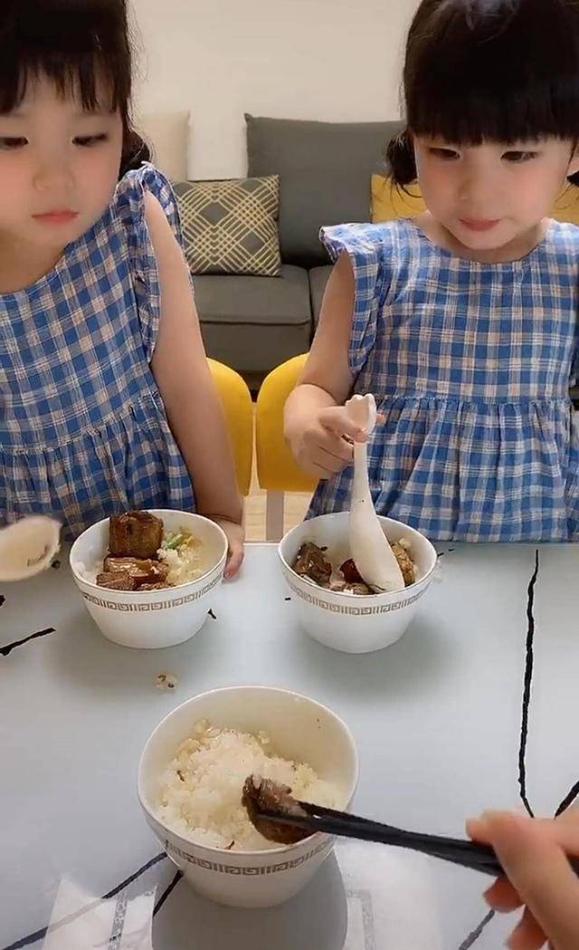 妈妈考验双胞胎女儿孝心，被俩女儿暖到，网友笑称：都是来报恩的