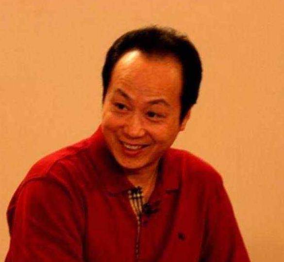 原创一代播音巨头去世11年，妻子带着儿子转身