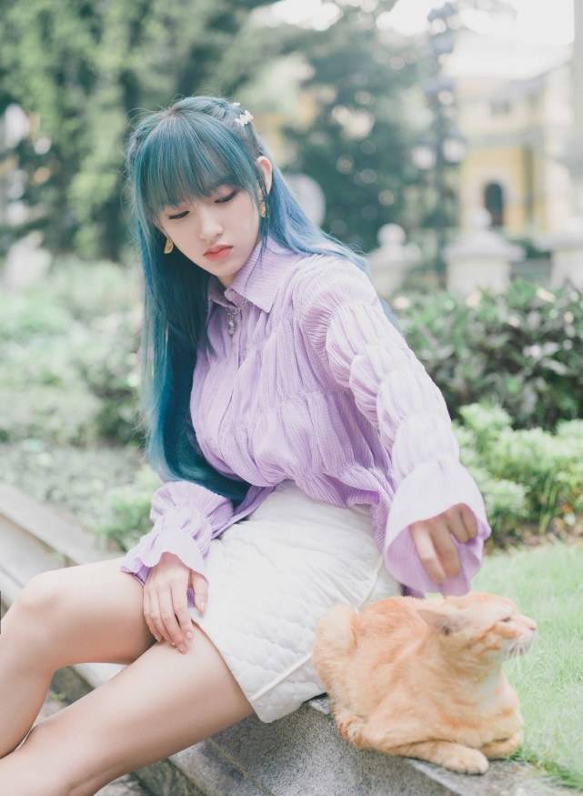 原创难怪那么多人说程潇好看,当她染蓝色头发后:好像芭比娃娃啊!