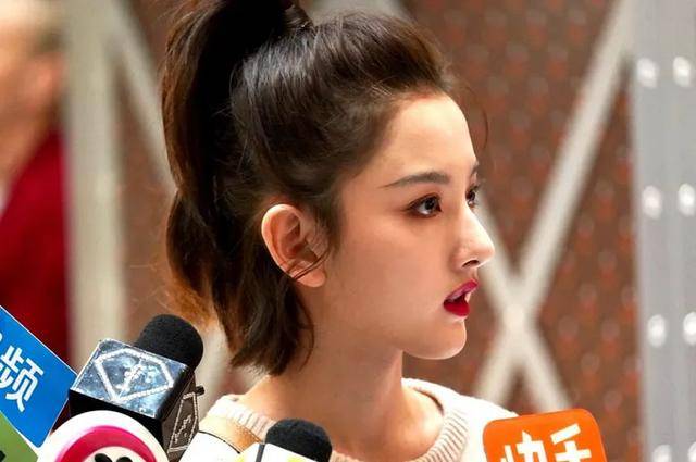 路人电梯偶遇宋祖儿，超近镜头下抓拍，一眼看