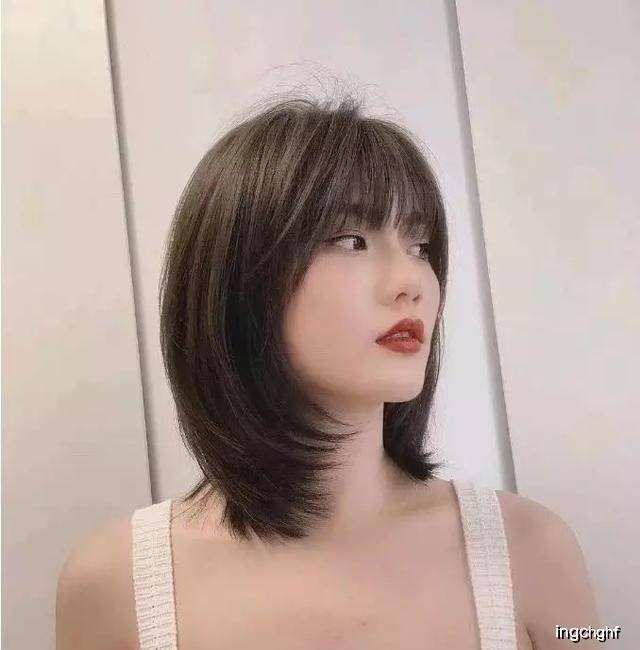 原创女人过30岁,别乱剪头发了,如今流行那4种发型,减龄又时髦