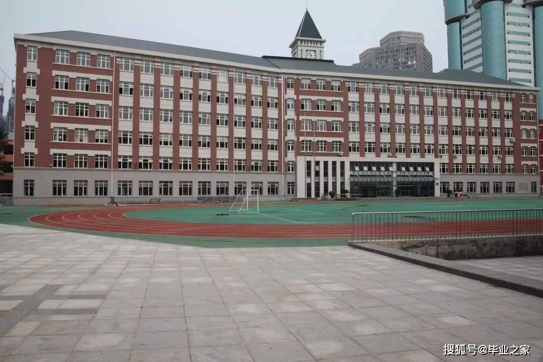 学校建于1949年,位于沈阳市,是省级重点中学.